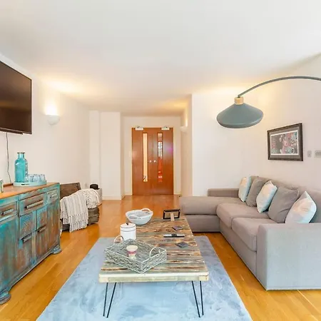 Daire Large Boutique Harbourside Apartment - Football Table (Adults Only)