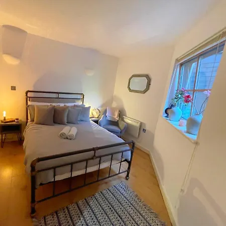 Daire Large Boutique Harbourside Apartment - Football Table (Adults Only)